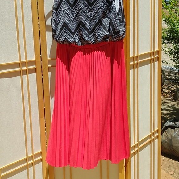 Swingy high neck sleeveless tunic top - Picture 2 of 4